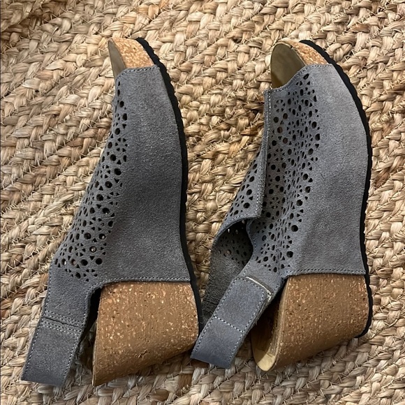 Mila Paoli Gray Wedge Shoes with Intricate Cutout Design - Picture 4 of 5
